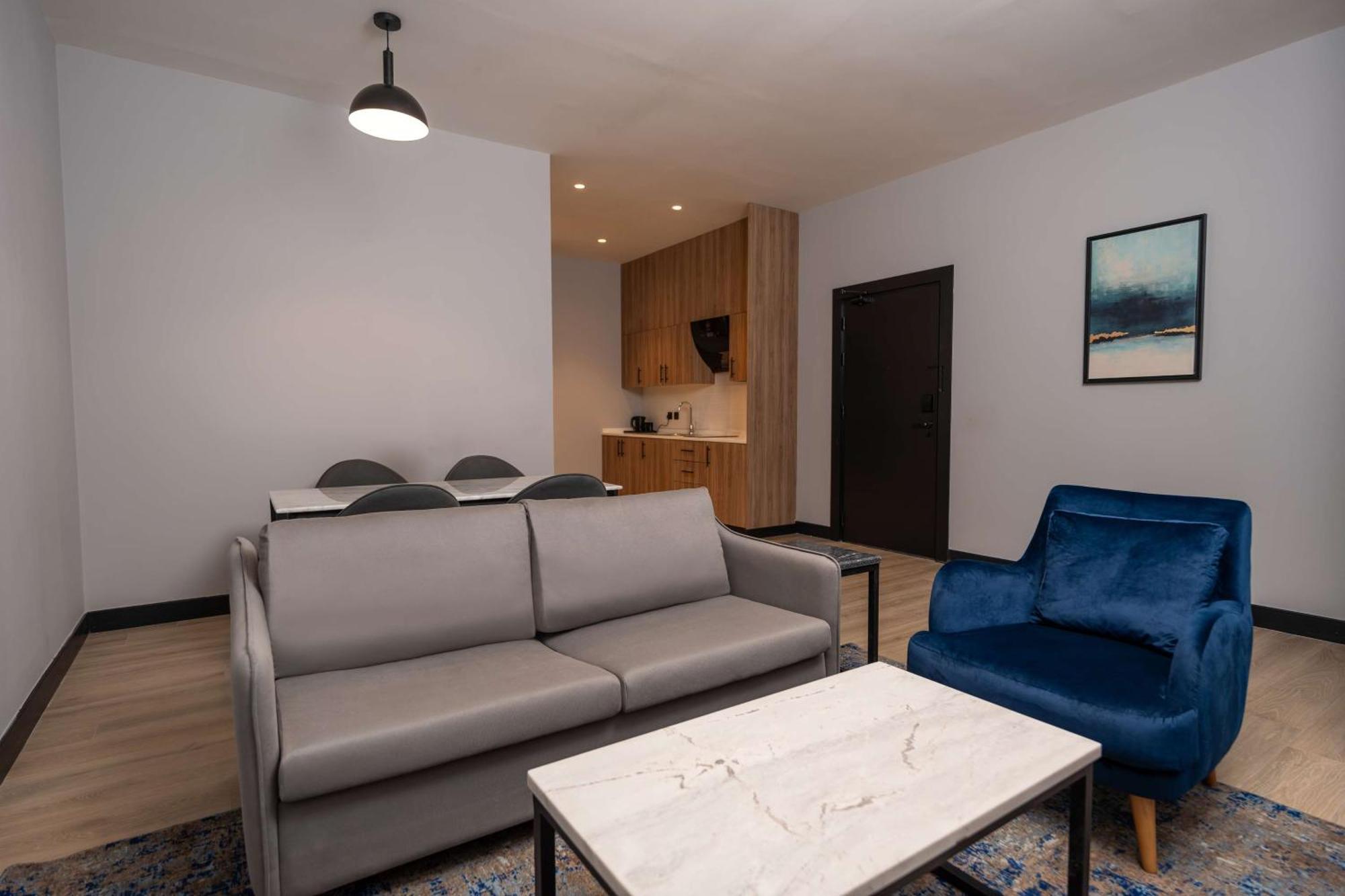 Radisson Blu Hotel, Amman Galleria Mall Exteriör bild A living room in a serviced apartment