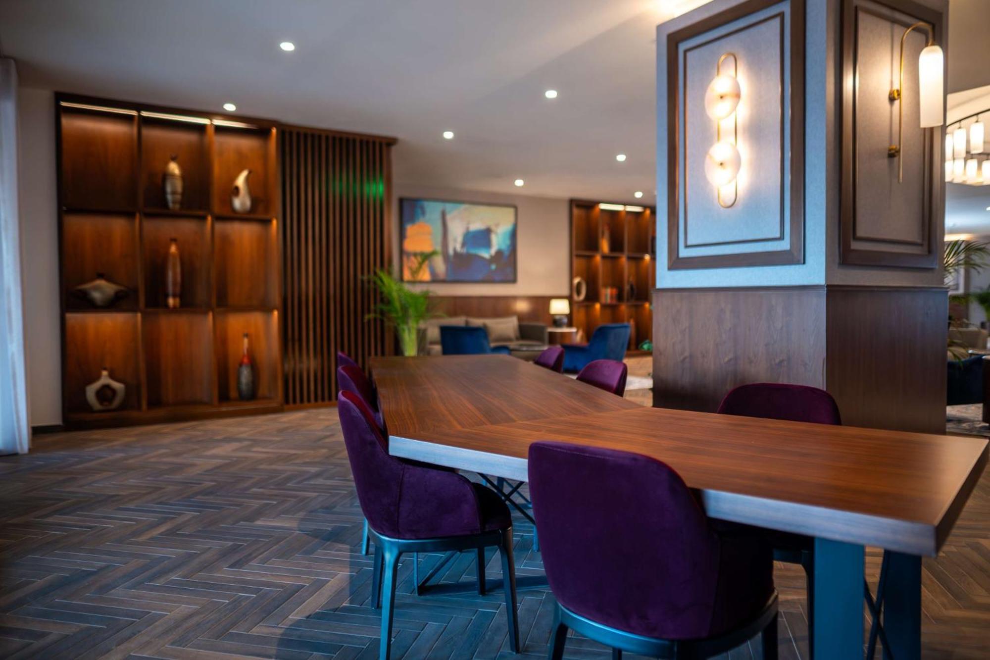 Radisson Blu Hotel, Amman Galleria Mall Exteriör bild The Club at London Heathrow