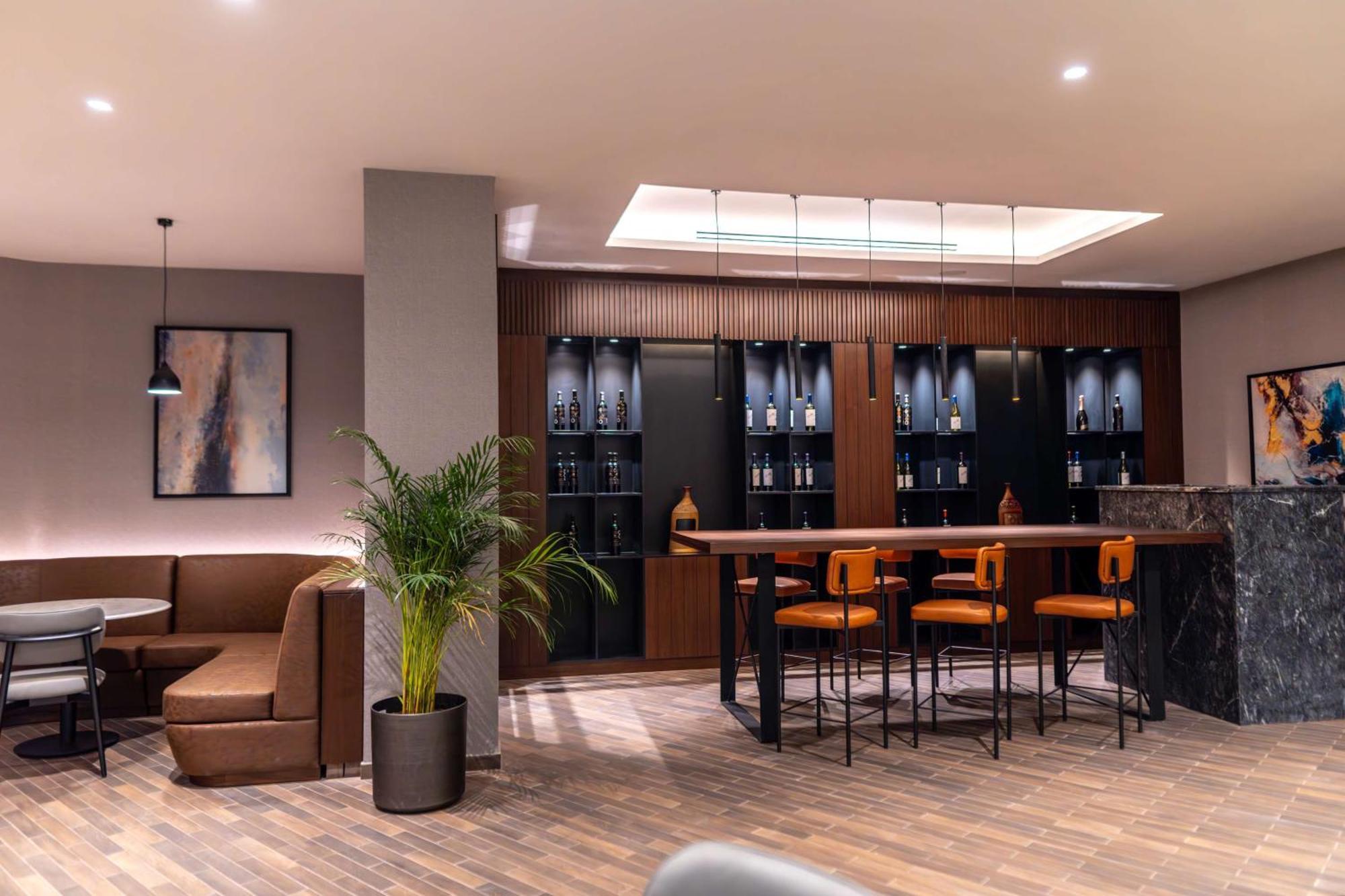 Radisson Blu Hotel, Amman Galleria Mall Exteriör bild The bar at the lounge