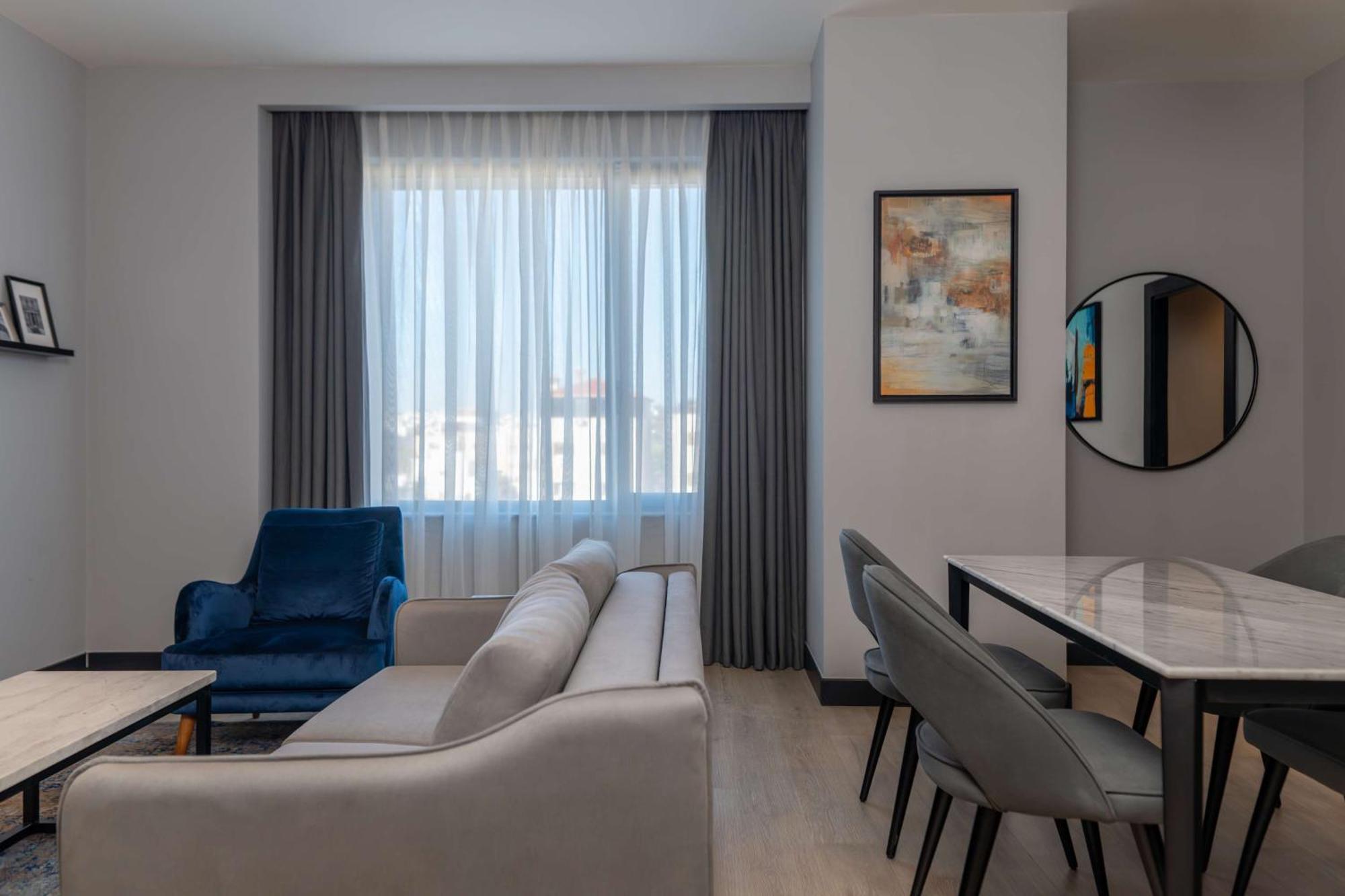 Radisson Blu Hotel, Amman Galleria Mall Exteriör bild A living room