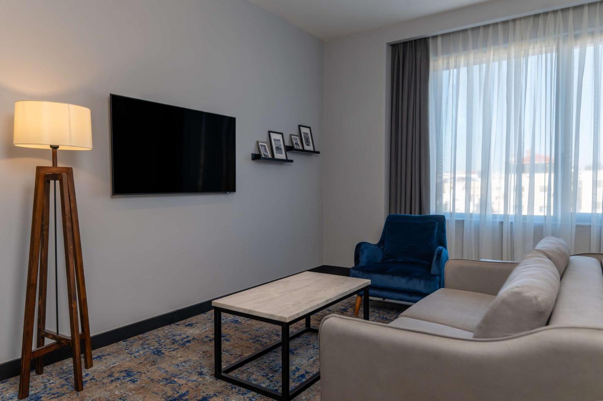 Radisson Blu Hotel, Amman Galleria Mall Exteriör bild A living room at the hotel