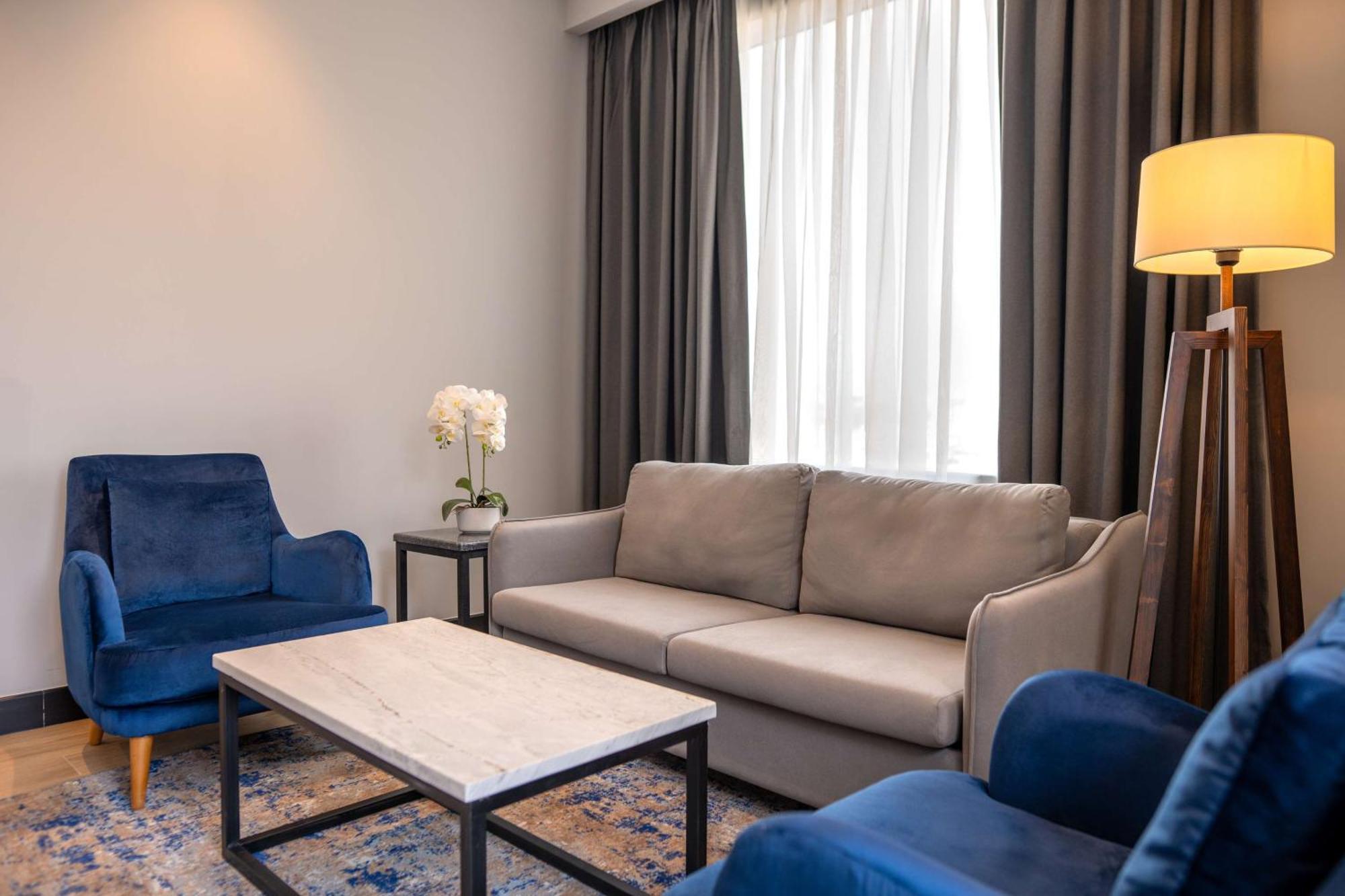 Radisson Blu Hotel, Amman Galleria Mall Exteriör bild A living room in a hotel