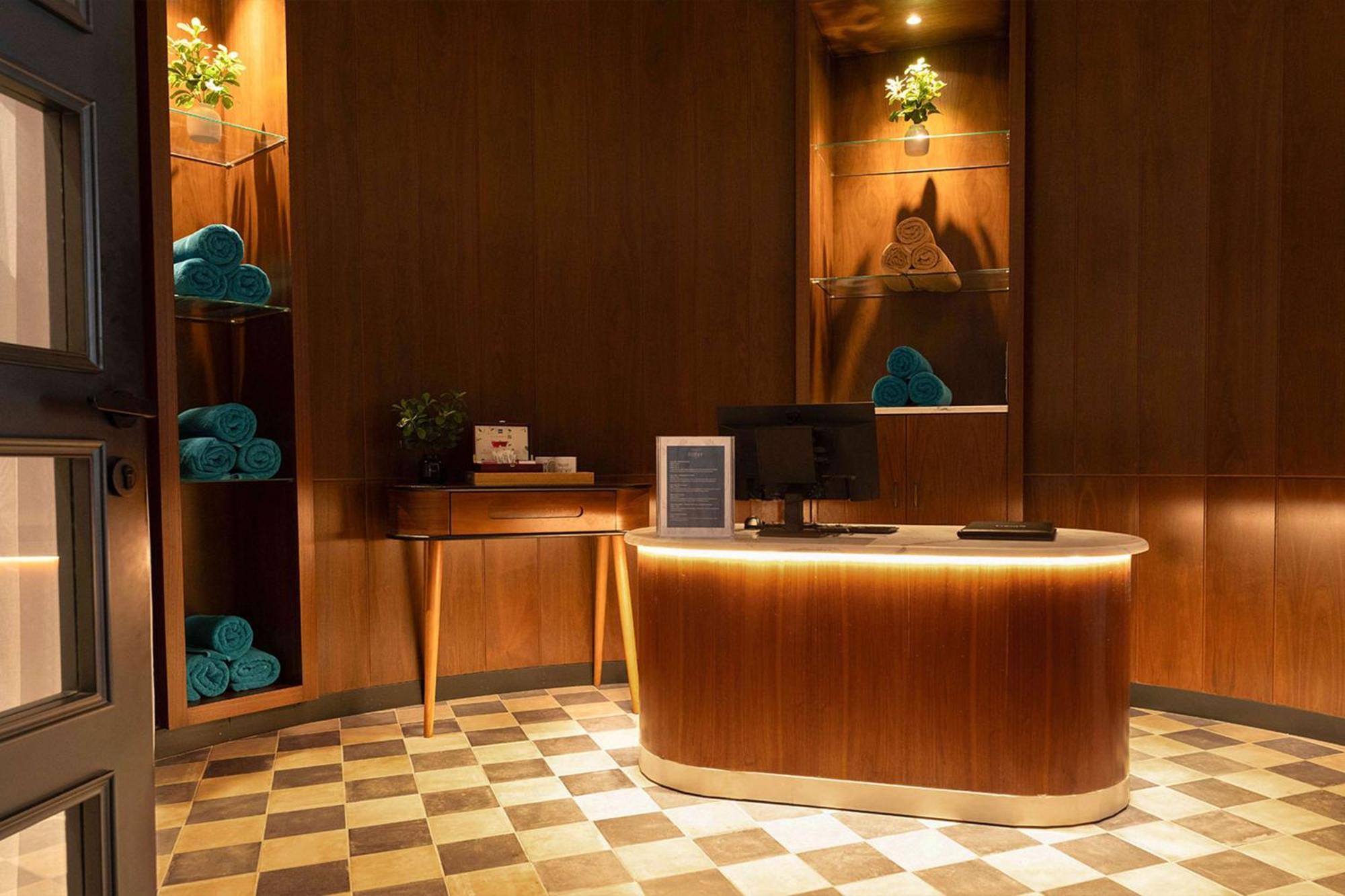 Radisson Blu Hotel, Amman Galleria Mall Exteriör bild Reception desk at the spa